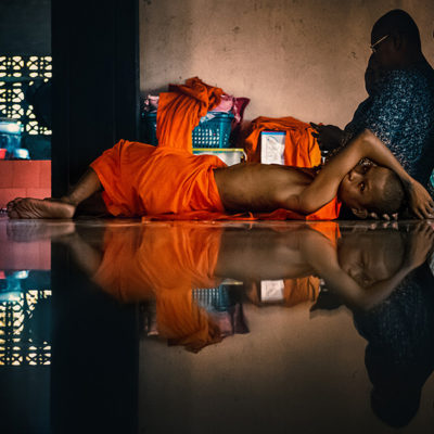 Cambodia-Siem-Reap-pagoda-monk_Refelction_WV