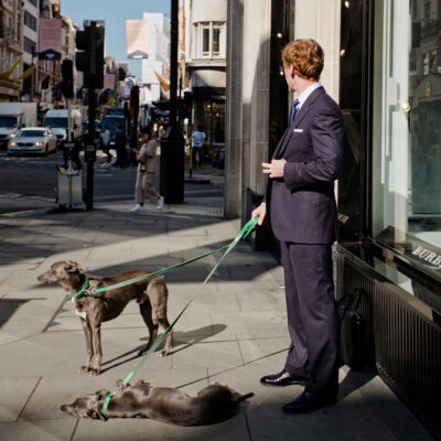 01-streetphotography-london-everydaylife-documentary-city-dog-man-mayfair-min