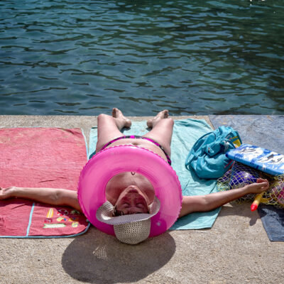02-italian-summer-sea-beach-sun-italy-sicily puglia-holidays--tanning-swimwear-pinkwoman-donuts-rest-sea-angel