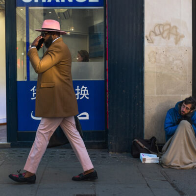 11-streetphotography-london-everydaylife-documentary-city-soho-gamble-poker-woman-muslim-veil-red-black-min