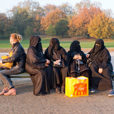 2-streetphotography-london-everydaylife-documentary-city-woman-muslim-veil-religion-bench-park-min