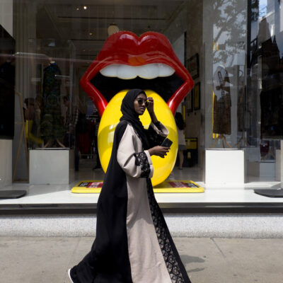 5-streetphotography-london-everydaylife-documentary-city-soho-gamble-poker-woman-muslim-veil-red-black-min