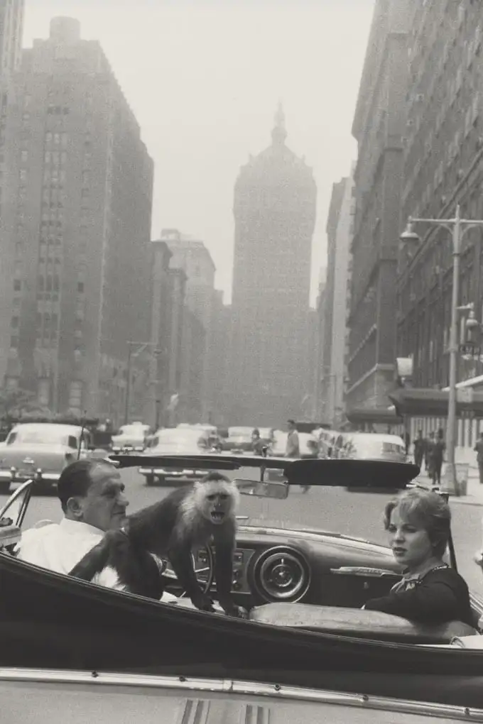 Garry-Winogrand-Street-Photography-couple-monkey