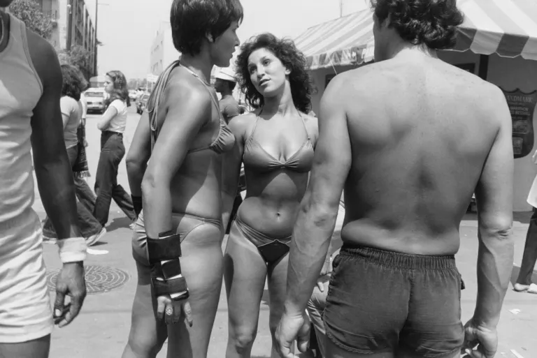 Garry-Winogrand-Street-Photography-women-are-beautiful-layers