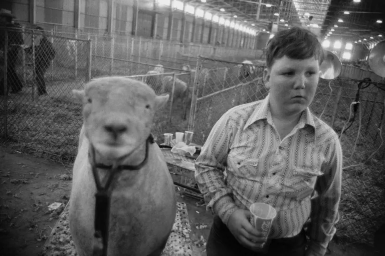 Garry-winogrand-kid-and-animal