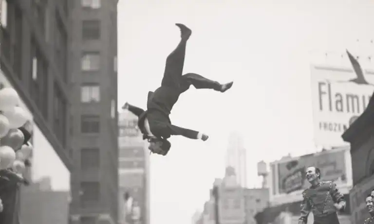 garry-winogrand-street-photography-backflip